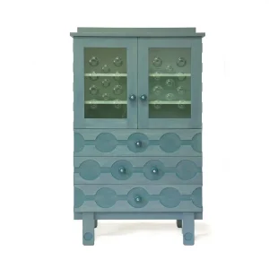 Blauwe kast met glas in de deuren