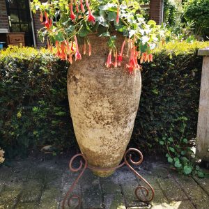 grote brocante amphoor op standaard