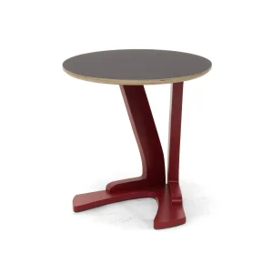 Tafel bij de bank met rood onderstel en zwart tafelblad